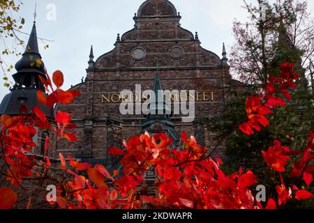 Stockholm, Suède - 4 novembre 2022 : Nordiska museet (musée nordique) façade derrière le feuillage rouge de l'automne à Stockholm, Suède. Banque D'Images