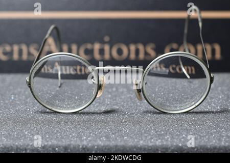 Une paire de verres ronds à bordure en fil d'or assortis à la photo, propriété et portés par John Lennon, exposés sur Hard Rock Cafe Times Square, sur 08 novembre, 20 Banque D'Images