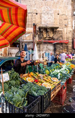 Un homme local vendant/offrant le fruit sicilien typique de Fichi d'Inde (Pears de Prickly), marché de la rue Ballaro, Palerme, Sicile, Italie. Banque D'Images