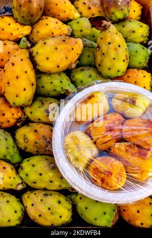 Le fruit typiquement sicilien de Fichi d'Inde (Pears de Prickly) à vendre au marché de la rue Ballaro, Palerme, Sicile, Italie. Banque D'Images