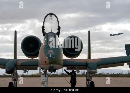 Sergent d'état-major de la Force aérienne des États-Unis Robert Benson, Chef d'équipage De L'Équipe de démonstration Thunderbolt II A-10C, effectue des inspections post-vol à la base aérienne Davis-Monthan, Arizona, le 28 septembre 2022. L'équipe de démonstration A-10 est composée de 11 membres du personnel, dont un pilote, neuf membres du personnel d'entretien et un spécialiste des affaires publiques. La mission de l'équipe de démonstration A-10 est de recruter, de retenir et d'inspirer. (É.-U. Photo de la Force aérienne par le sergent d'état-major. Alex Miller) Banque D'Images