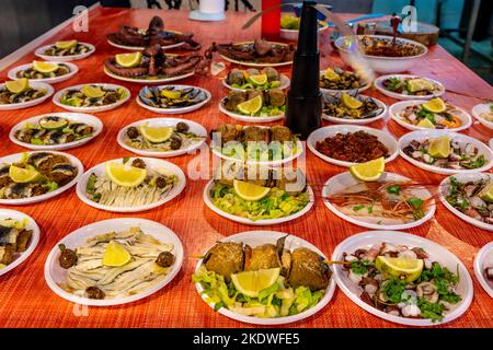 Assiettes de nourriture à vendre au marché de la rue Ballaro, Palerme, Sicile, Italie. Banque D'Images