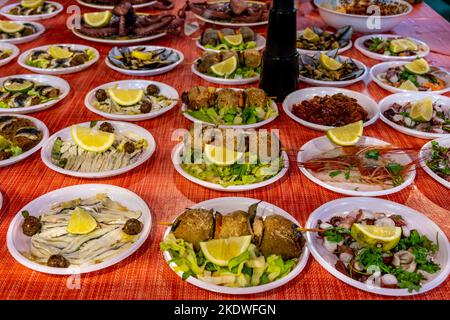 Assiettes de nourriture à vendre au marché de la rue Ballaro, Palerme, Sicile, Italie. Banque D'Images