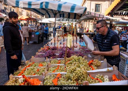 Un Sall de fruits frais au marché de la rue Ballaro, Palerme, Sicile, Italie. Banque D'Images