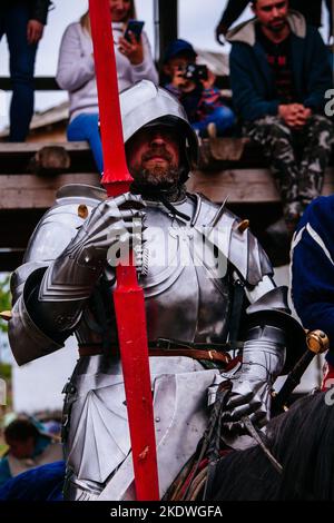 Chevalier sur le cheval dans un tournoi joutant dans la région de Lipetsk, Russie, 21 mai 2022 Banque D'Images