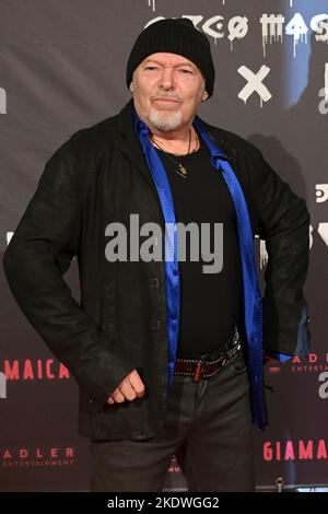 Rome, Italie. 08th novembre 2022. Vasco Rossi assiste au tapis rouge du film Vasco Live Roma Circo Massimo 2022 au cinéma Space Moderno. Crédit : SOPA Images Limited/Alamy Live News Banque D'Images