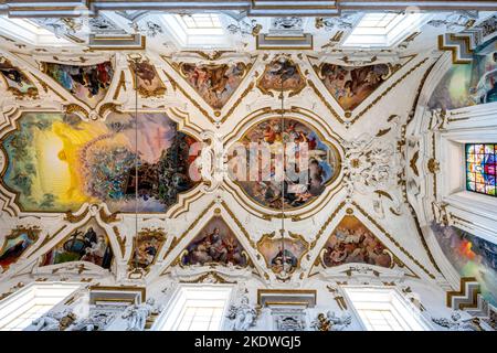 Fresques colorées au plafond de l'église du Gesu (également connue sous le nom de Casa Prodessa), Palerme, Sicile, Italie. Banque D'Images