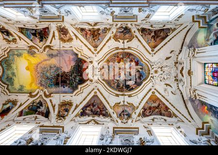 Fresques colorées au plafond de l'église du Gesu (également connue sous le nom de Casa Prodessa), Palerme, Sicile, Italie. Banque D'Images