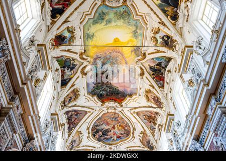 Fresques colorées au plafond de l'église du Gesu (également connue sous le nom de Casa Prodessa), Palerme, Sicile, Italie. Banque D'Images