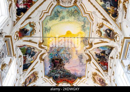 Fresques colorées au plafond de l'église du Gesu (également connue sous le nom de Casa Prodessa), Palerme, Sicile, Italie. Banque D'Images