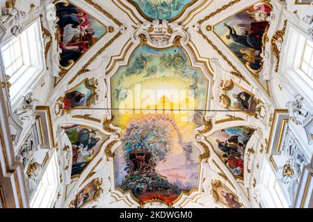 Fresques colorées au plafond de l'église du Gesu (également connue sous le nom de Casa Prodessa), Palerme, Sicile, Italie. Banque D'Images