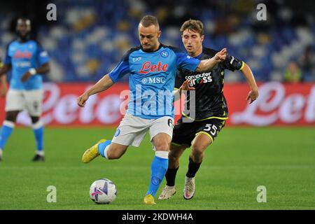 Naples, Italie. 08th novembre 2022. Stanislav Lobotka joueur de Napoli et Tommaso Baldanzi joueur d'Empoli, pendant le match de la série italienne Une ligue entre Napoli et Empoli résultat final, Napoli 2, Empoli 0, match joué au stade Diego Armando Maradona. Crédit: Vincenzo Izzo/Alamy Live News Banque D'Images