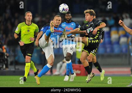 Naples, Italie. 08th novembre 2022. Stanislav Lobotka joueur de Napoli ad Tommaso Baldanzi joueur d'Empoli, pendant le match de la série italienne Une ligue entre Napoli et Empoli résultat final, Napoli 2, Empoli 0, match joué au stade Diego Armando Maradona. Crédit: Vincenzo Izzo/Alamy Live News Banque D'Images