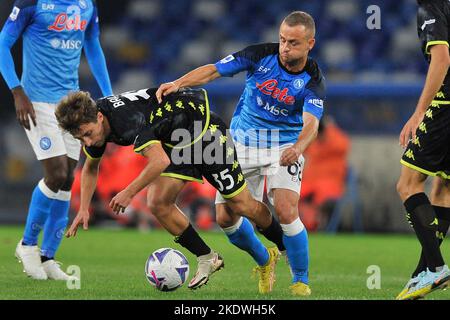 Naples, Italie. 08th novembre 2022. Stanislav Lobotka joueur de Napoli ad Tommaso Baldanzi joueur d'Empoli, pendant le match de la série italienne Une ligue entre Napoli et Empoli résultat final, Napoli 2, Empoli 0, match joué au stade Diego Armando Maradona. Crédit: Vincenzo Izzo/Alamy Live News Banque D'Images