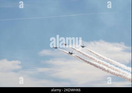 Quatre chasseurs F-16 Faucon Fighting Falcon affectés à l'escadron de démonstration aérienne de la US Air Force « Thunderbirds » effectuent une démonstration aérienne pendant le spectacle aérien de l'Aviation Nation 2022 à la base aérienne de Nellis, Nevada, le 4 novembre 2022. Les Thunderbirds effectuent des manœuvres qui testent et mettent en valeur ce qui est exigé de chaque aviateur de combat. (É.-U. Photo de la Force aérienne par Airman 1st Class Jordan McCoy) Banque D'Images