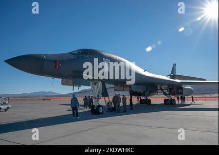 Des aviateurs et des familles se rassemblent autour d'un B-1B lancer statique lors de l'Aviation Nation 2022 à la base aérienne de Nellis, Nevada, le 4 novembre 2022. La base aérienne de Nellis a célébré le 75th anniversaire de la Force aérienne avec une exposition aérienne et terrestre de deux jours, présentant des démonstrations aériennes, des expositions statiques et des expositions sur le patrimoine. (É.-U. Photo de la Force aérienne par Airman 1st Class Jordan McCoy) Banque D'Images