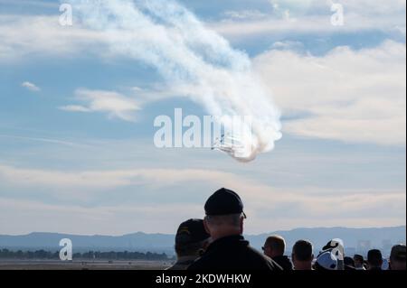 Plusieurs chasseurs F-16 Faucon Fighting Falcon affectés à l'escadron de démonstration aérienne américain « Thunderbirds » effectuent une démonstration aérienne lors du spectacle aérien de l'Aviation Nation 2022 à la base aérienne de Nellis, Nevada, le 4 novembre 2022. Les Thunderbirds effectuent des manœuvres qui testent et mettent en valeur ce qui est exigé de chaque aviateur de combat. (É.-U. Photo de la Force aérienne par Airman 1st Class Jordan McCoy) Banque D'Images