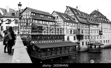 STRASBOURG, FRANCE - 21 DÉCEMBRE 2015 : les touristes admirent la petite France, un quartier historique de la ville de Strasbourg et l'UNESCO World Herita Banque D'Images