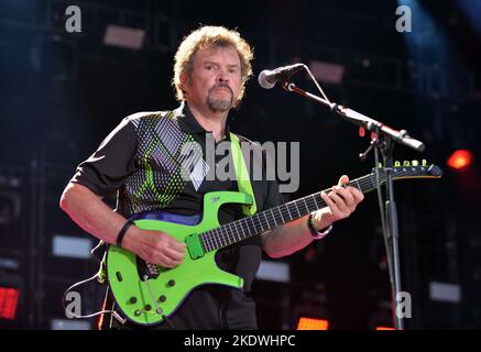 11 novembre 2022 - Jeff Cook, membre fondateur et guitariste principal du groupe de pays Alabama, est décédé mardi dans sa maison de vacances à destin, en Floride, après une longue maladie. Il avait 73 ans. Photo du dossier : 05 juin 2014 - Nashville, Tennessee - Alabama, Jeff Cook. Concert nocturne du festival de musique CMA 2014 au LP Field. (Image de crédit : © Laura Farr/AdMedia via ZUMA Press Wire) Banque D'Images