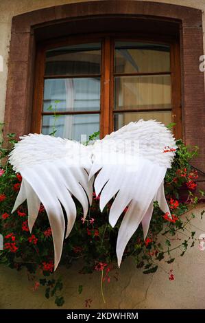 STRASBOURG, FRANCE - 21 DÉCEMBRE 2015 : décoration de Noël avec ailes d'ange dans la ville médiévale de Strasbourg considérée comme capitale de Noël. Banque D'Images