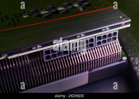 Carte graphique avec de nombreux connecteurs d'alimentation à 8 broches Banque D'Images