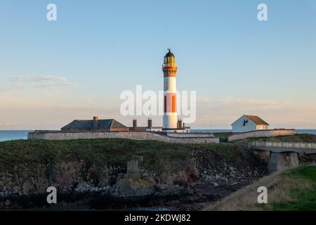 3 novembre 2022. Boddam, Aberdeenshire, Écosse. C'est le Buchan Ness Lighhouse à Boddam comme le soleil était pour le jour. Banque D'Images