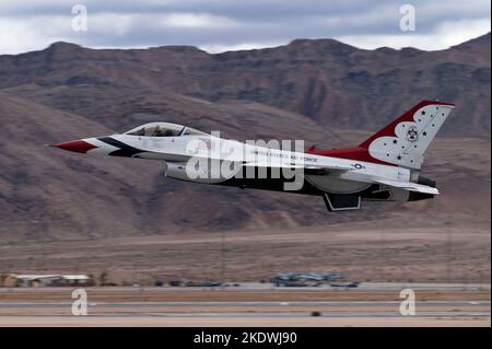 L’escadron de démonstration aérienne des États-Unis « Thunderbirds » pratique leur démonstration aérienne pendant la journée de préparation du spectacle aérien de l’Aviation Nation 2022, le 3 novembre 2022, à la base aérienne de Nellis, Nevada. Le NAFB célébrera le 75th anniversaire de la Force aérienne par une exposition aérienne et terrestre de deux jours, présentant des démonstrations aériennes, des expositions statiques et des expositions du patrimoine. (É.-U. Photo de la Force aérienne par William R. Lewis) Banque D'Images