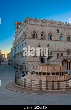 Vue sur le Palazzo dei priori et la Fontana Maggiore au coucher du soleil dans la ville de Pérouse. Banque D'Images