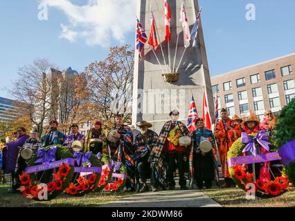 Vancouver, Canada. 8th novembre 2022. Les anciens combattants autochtones se tiennent au cénotaphe de la place Victory lors de la cérémonie de la Journée nationale des anciens combattants autochtones à Vancouver (Colombie-Britannique), au Canada, le 8 novembre 2022. Credit: Liang Sen/Xinhua/Alay Live News Banque D'Images