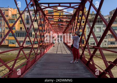 Gérone, Espagne - 21st octobre 2022 : un touriste prend une photo du pont Eiffel au-dessus de l'Onya à Gérone Banque D'Images