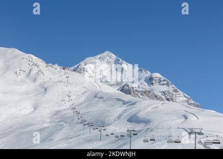 A Mont Tetnuldi dans la neige et les remontées mécaniques de la station de ski à proximité, les montagnes du Caucase, freeride Banque D'Images