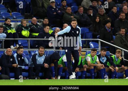 Cardiff, Royaume-Uni. 08th novembre 2022. Mark Hudson, le directeur intérimaire de Cardiff City, donne des instructions à ses joueurs pendant le match. Match de championnat EFL Skybet, Cardiff City et Hull City au Cardiff City Stadium de Cardiff, pays de Galles, le mardi 8th novembre 2022. Cette image ne peut être utilisée qu'à des fins éditoriales. Utilisation éditoriale uniquement, licence requise pour une utilisation commerciale. Aucune utilisation dans les Paris, les jeux ou les publications d'un seul club/ligue/joueur. photo par Andrew Orchard/Andrew Orchard sports Photography/Alamy Live News crédit: Andrew Orchard sports Photography/Alamy Live News Banque D'Images