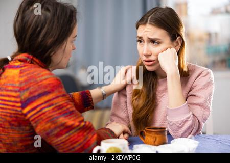Femme aidant et consolant sa femme amie Banque D'Images