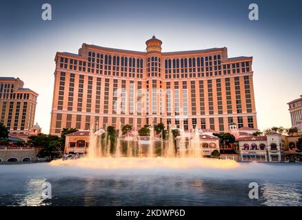 Spectacle des Fontaines du Bellagio au coucher du soleil devant le Bellagio Hotel & Casino Banque D'Images