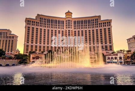 Spectacle des Fontaines du Bellagio au coucher du soleil devant le Bellagio Hotel & Casino Banque D'Images