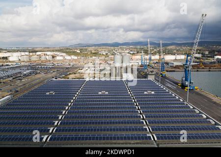 Vue de dessus de l'entrepôt avec panneaux de collecte d'énergie solaire sur le toit, Port de Civitavecchia, région du Latium, Rome, Italie. Banque D'Images