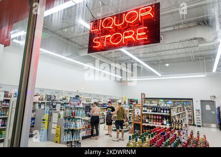 Miami Beach Florida, North Beach Collins Avenue vie nocturne, magasin de vins et spiritueux vue par la fenêtre à l'intérieur de l'intérieur clients signe néon, homme hommes femme Banque D'Images