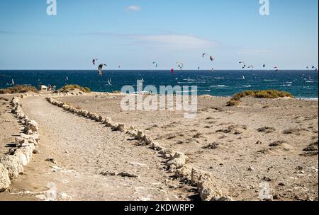 Plage El Medano sur la côte sud de Ténérife avec une foule colorée de kitesurfers. Banque D'Images