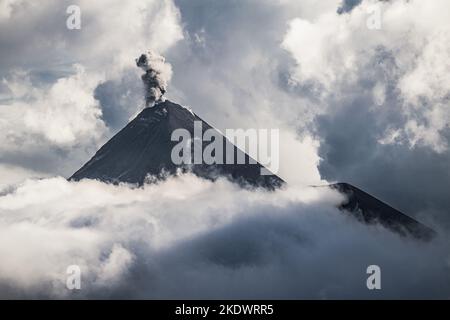 Volcan de Fuego dans les nuages comme vu d'Acatenango, Guatemala. Banque D'Images