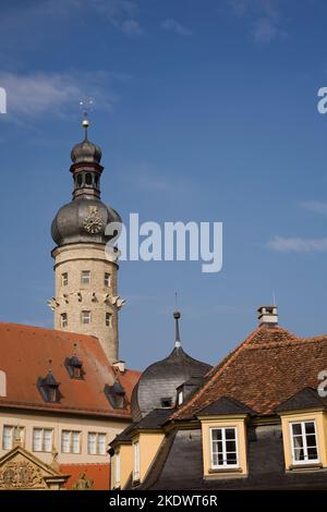 Tour de l'horloge et vieux bâtiments de style architectural dans la ville de Weikersheim, Wurttemberg, Allemagne. Banque D'Images