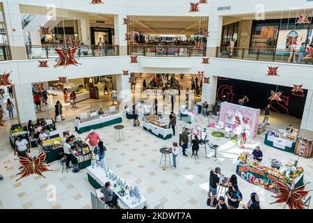 Aventura Florida Miami, Aventura Mall atrium Farmers marché, homme hommes femme femme femme couple femme couples adultes, intérieur, magasin stor Banque D'Images