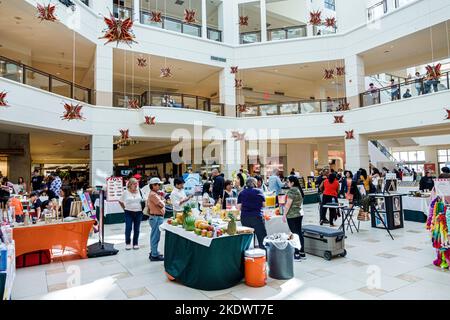 Aventura Florida Miami, Aventura Mall atrium Farmers marché, homme hommes femme femme femme couple femme couples adultes, intérieur, magasin stor Banque D'Images