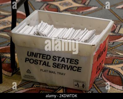 Milwaukee, Wisconsin, États-Unis. 8th novembre 2022. Les bulletins de vote précoces déposés lors de l'élection générale de novembre, y compris les bulletins d'absence, les bulletins de vote par correspondance et les bulletins militaires, sont traités mardi 8 novembre 2022 au centre des comptes de Milwaukee, dans le centre de congrès du Wisconsin Centre. (Credit image: © Mark Hertzberg/ZUMA Press Wire) Credit: ZUMA Press, Inc./Alay Live News Banque D'Images