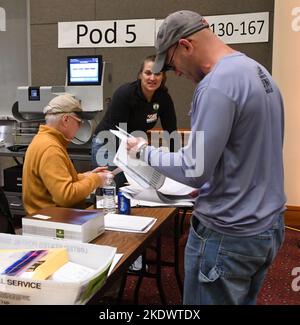 Milwaukee, Wisconsin, États-Unis. 8th novembre 2022. Les bulletins de vote précoces déposés lors de l'élection générale de novembre, y compris les bulletins d'absence, les bulletins de vote par correspondance et les bulletins militaires, sont traités mardi 8 novembre 2022 au centre des comptes de Milwaukee, dans le centre de congrès du Wisconsin Centre. (Credit image: © Mark Hertzberg/ZUMA Press Wire) Credit: ZUMA Press, Inc./Alay Live News Banque D'Images