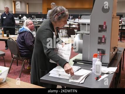 Milwaukee, Wisconsin, États-Unis. 8th novembre 2022. Les bulletins de vote précoces déposés lors de l'élection générale de novembre, y compris les bulletins d'absence, les bulletins de vote par correspondance et les bulletins militaires, sont traités mardi 8 novembre 2022 au centre des comptes de Milwaukee, dans le centre de congrès du Wisconsin Centre. (Credit image: © Mark Hertzberg/ZUMA Press Wire) Credit: ZUMA Press, Inc./Alay Live News Banque D'Images