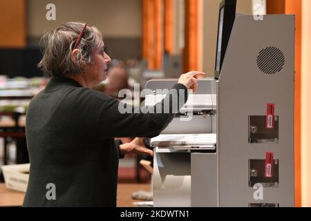 Milwaukee, Wisconsin, États-Unis. 8th novembre 2022. Les bulletins de vote précoces déposés lors de l'élection générale de novembre, y compris les bulletins d'absence, les bulletins de vote par correspondance et les bulletins militaires, sont traités mardi 8 novembre 2022 au centre des comptes de Milwaukee, dans le centre de congrès du Wisconsin Centre. (Credit image: © Mark Hertzberg/ZUMA Press Wire) Credit: ZUMA Press, Inc./Alay Live News Banque D'Images