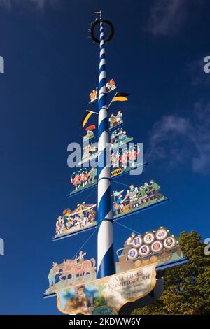 Maypole structure à Marienplatz, Munich, Bavière, Allemagne. Banque D'Images