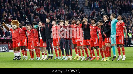 Munich, Allemagne. 8th novembre 2022. Les joueurs du Bayern Munich célèbrent la victoire après le match de football allemand de la première division Bundesliga entre le Bayern Munich et le SV Werder Bremen à Munich, Allemagne, 8 novembre 2022. Credit: Philippe Ruiz/Xinhua/Alay Live News Banque D'Images