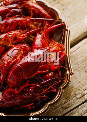 Gros plan. Écrevisse bouillie dans un bol sur une table en bois. Délicieux produit sain. Un mode de vie sain. Recettes de fruits de mer. Restaurant, hôtel, cuisine maison. Banque D'Images