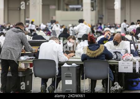 Detroit, Michigan, États-Unis. 8th novembre 2022. Les électeurs de la ville de Detroit comptent les bulletins de vote des absents le jour de l'élection au centre des congrès de la ville. Un jour plus tôt, un juge a rejeté le procès de la candidate de la secrétaire d'État républicaine Kristina Karamo demandant que tous les bulletins de vote des absents déposés à Detroit soient disqualifiés. Timothy Kenny, le juge en chef du circuit du comté de Wayne, a jugé que le procès de Karamo ne comportait pas de « preuve » de violations de la loi électorale. Crédit : Jim West/Alay Live News Banque D'Images